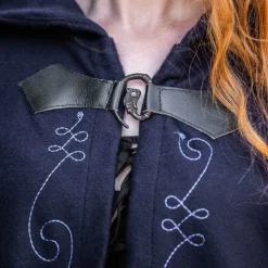 Leonardo Carbone Gestickte Mantel Damia Mit Fibula, Blau 8 Leonardo Carbone Gestickte Mantel Damia Mit Fibula, Blau -Angebote Wikinger Kleidung Store gestickte mantel damia mit fibula blau 2