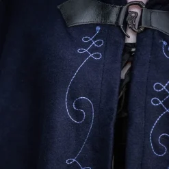 Leonardo Carbone Gestickte Mantel Damia Mit Fibula, Blau 9 Leonardo Carbone Gestickte Mantel Damia Mit Fibula, Blau -Angebote Wikinger Kleidung Store gestickte mantel damia mit fibula blau 3