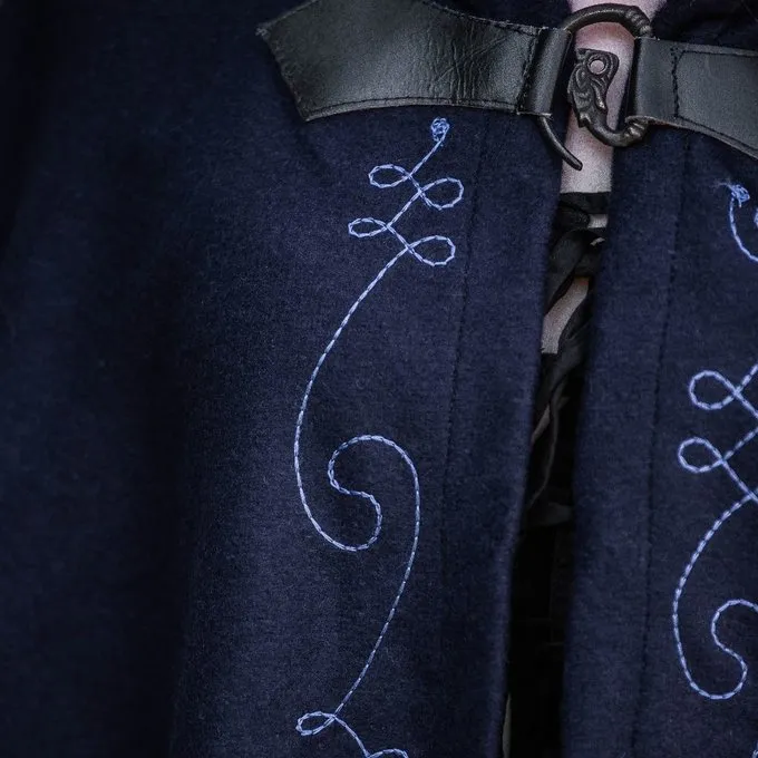 Leonardo Carbone Gestickte Mantel Damia Mit Fibula, Blau 4 Leonardo Carbone Gestickte Mantel Damia Mit Fibula, Blau – Bild 4