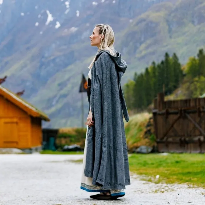 Leonardo Carbone Gestickte Mantel Damia Mit Fibula, Grau 3 Leonardo Carbone Gestickte Mantel Damia Mit Fibula, Grau – Bild 3