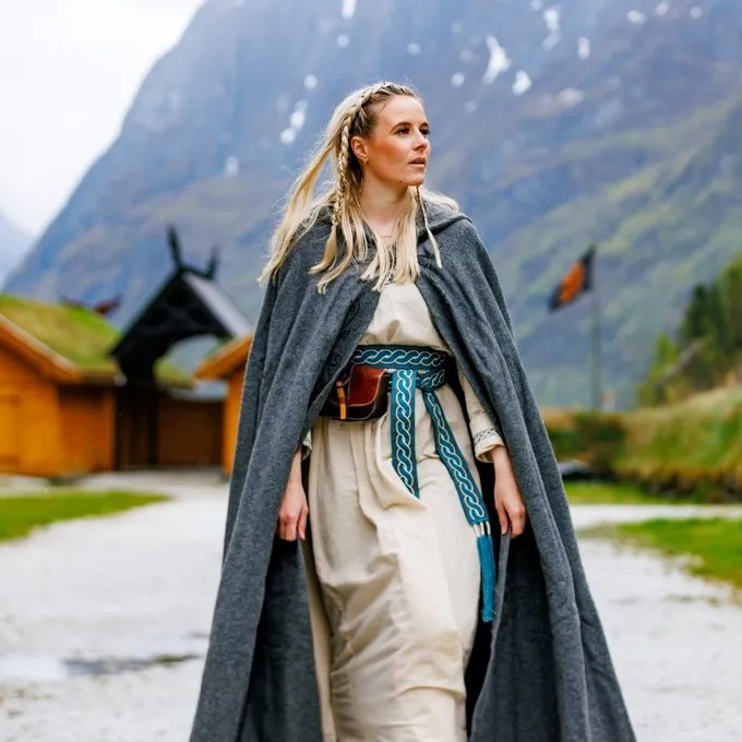 Leonardo Carbone Gestickte Mantel Damia Mit Fibula, Grau 4 Leonardo Carbone Gestickte Mantel Damia Mit Fibula, Grau – Bild 4