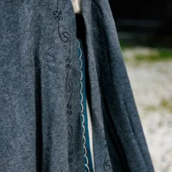 Leonardo Carbone Gestickte Mantel Damia Mit Fibula, Grau 10 Leonardo Carbone Gestickte Mantel Damia Mit Fibula, Grau -Angebote Wikinger Kleidung Store gestickte mantel damia mit fibula grau 4