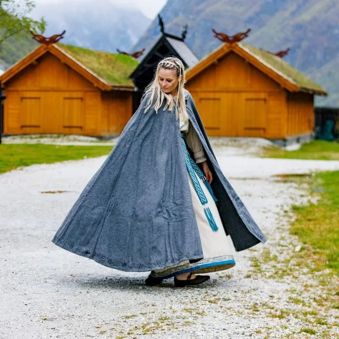 Leonardo Carbone Gestickte Mantel Damia Mit Fibula, Grau 1 Leonardo Carbone Gestickte Mantel Damia Mit Fibula, Grau