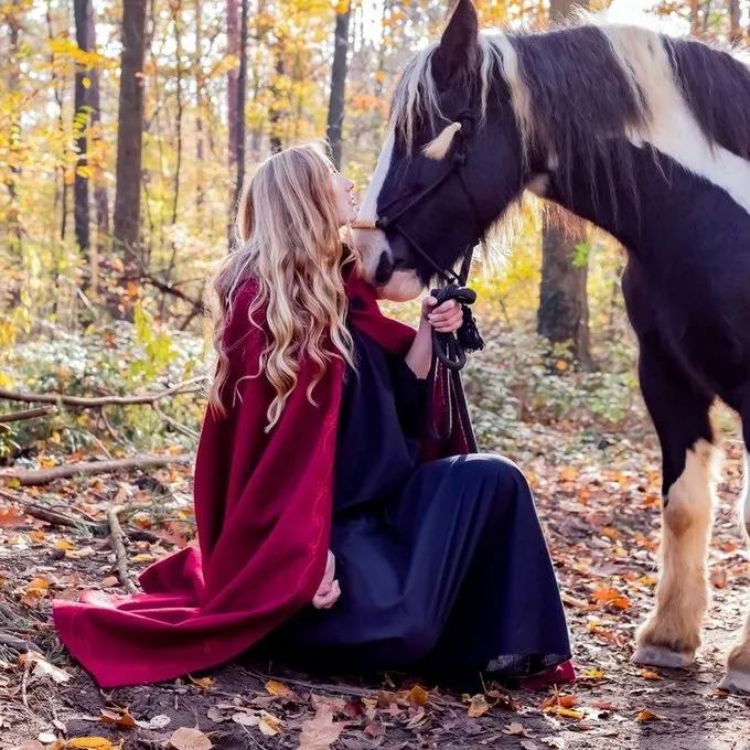 Leonardo Carbone Gestickte Mantel Damia Mit Fibula, Rot 2 Leonardo Carbone Gestickte Mantel Damia Mit Fibula, Rot – Bild 2