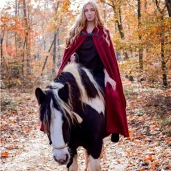 Leonardo Carbone Gestickte Mantel Damia Mit Fibula, Rot 7 Leonardo Carbone Gestickte Mantel Damia Mit Fibula, Rot -Angebote Wikinger Kleidung Store gestickte mantel damia mit fibula rot 2