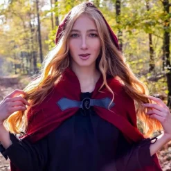 Leonardo Carbone Gestickte Mantel Damia Mit Fibula, Rot 8 Leonardo Carbone Gestickte Mantel Damia Mit Fibula, Rot -Angebote Wikinger Kleidung Store gestickte mantel damia mit fibula rot 3