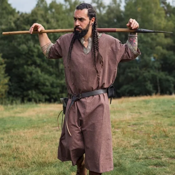 Leonardo Carbone Keltische Tunika, Kurze Ärmel, Kastanienbraun 2 Leonardo Carbone Keltische Tunika, Kurze Ärmel, Kastanienbraun – Bild 2