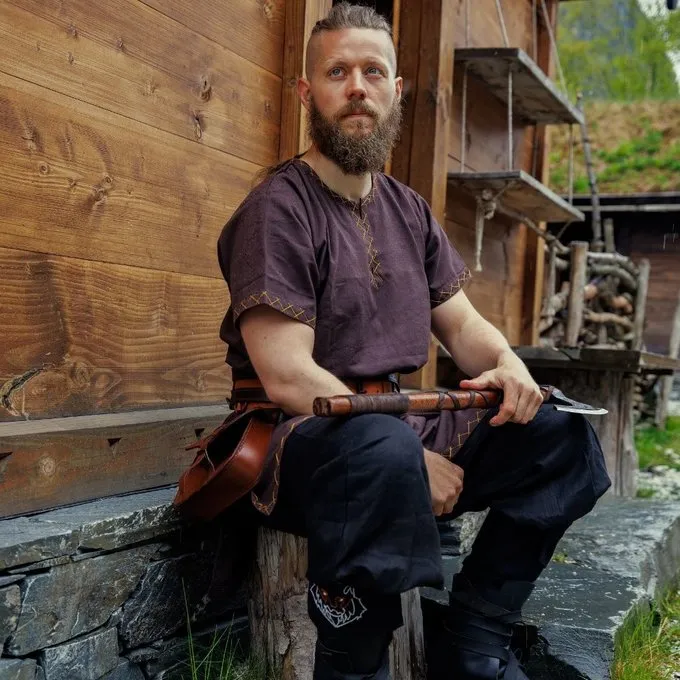 Leonardo Carbone Kurze Wikingertunika Harbard, Braun 4 Leonardo Carbone Kurze Wikingertunika Harbard, Braun – Bild 4