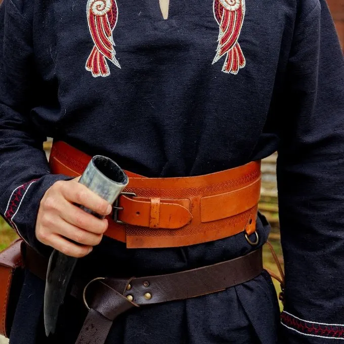 Leonardo Carbone Wikinger -Tunika Hugin & Munin, Schwarz 5 Leonardo Carbone Wikinger -Tunika Hugin & Munin, Schwarz – Bild 5